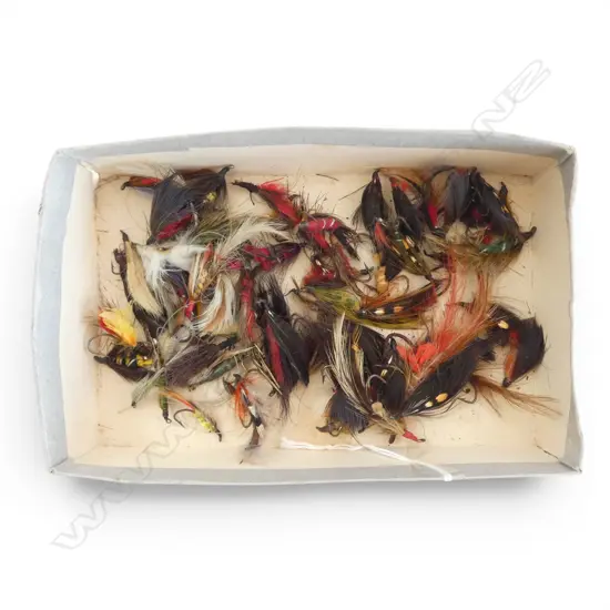 TRAY OF VINTAGE FISHING FLIES 