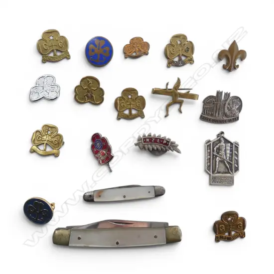 SMALL BAG GIRL GIUDE BADGES 2 MOP POCKET KNIVES & 3 OTHER BADGES