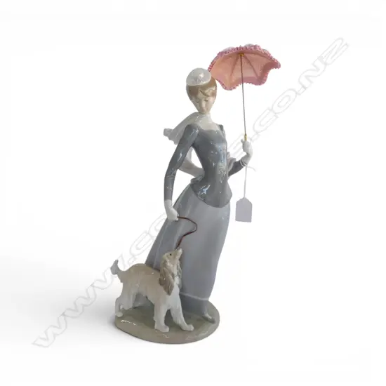 LLADRO WOMAN w. DOG & PARASOL H.430mm