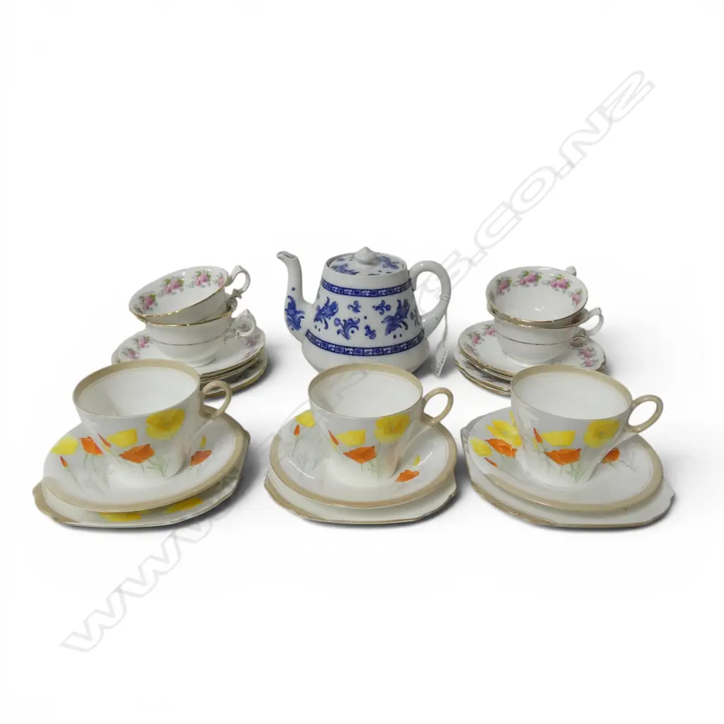 SHELLEY CHINA 4 MATCHING CSPS & 3 MATCHING CSPS WITH BLUE & WHITE SHELLEY TEAPOT Image 1++