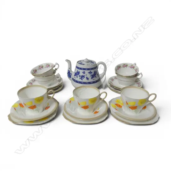 SHELLEY CHINA 4 MATCHING CSPS & 3 MATCHING CSPS WITH BLUE & WHITE SHELLEY TEAPOT