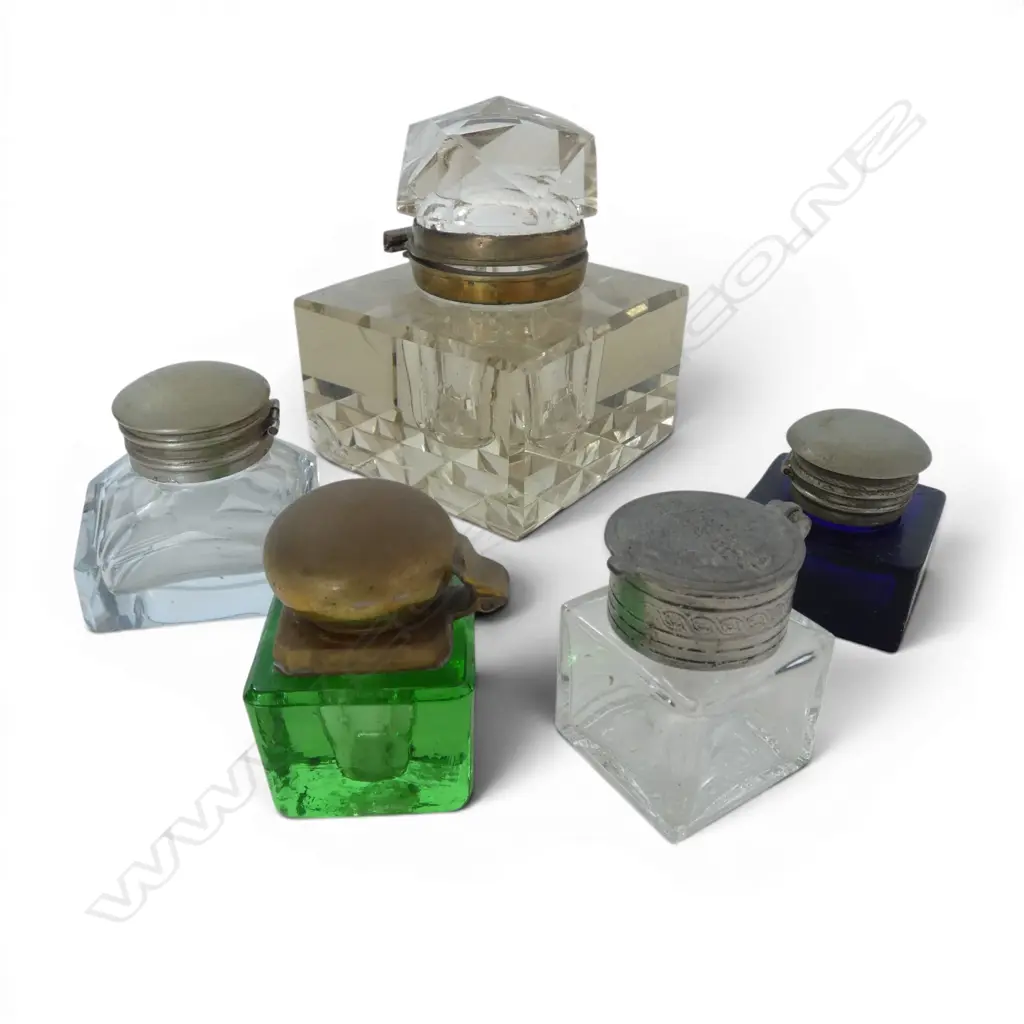 COLLECTION OF 5 VINTAGE GLASS LIDDED INKWELLS L90MM LONGEST Image 1++