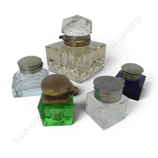 COLLECTION OF 5 VINTAGE GLASS LIDDED INKWELLS L90MM LONGEST