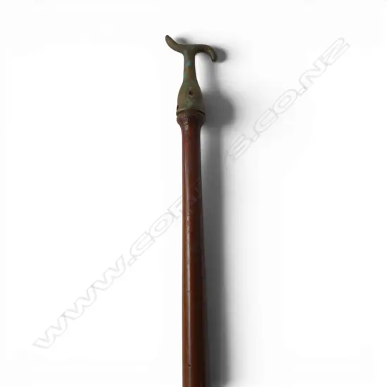 EARLY 20thC MAHOGANY HANDLED WINDOW OPENER brass hook end. L.91mm