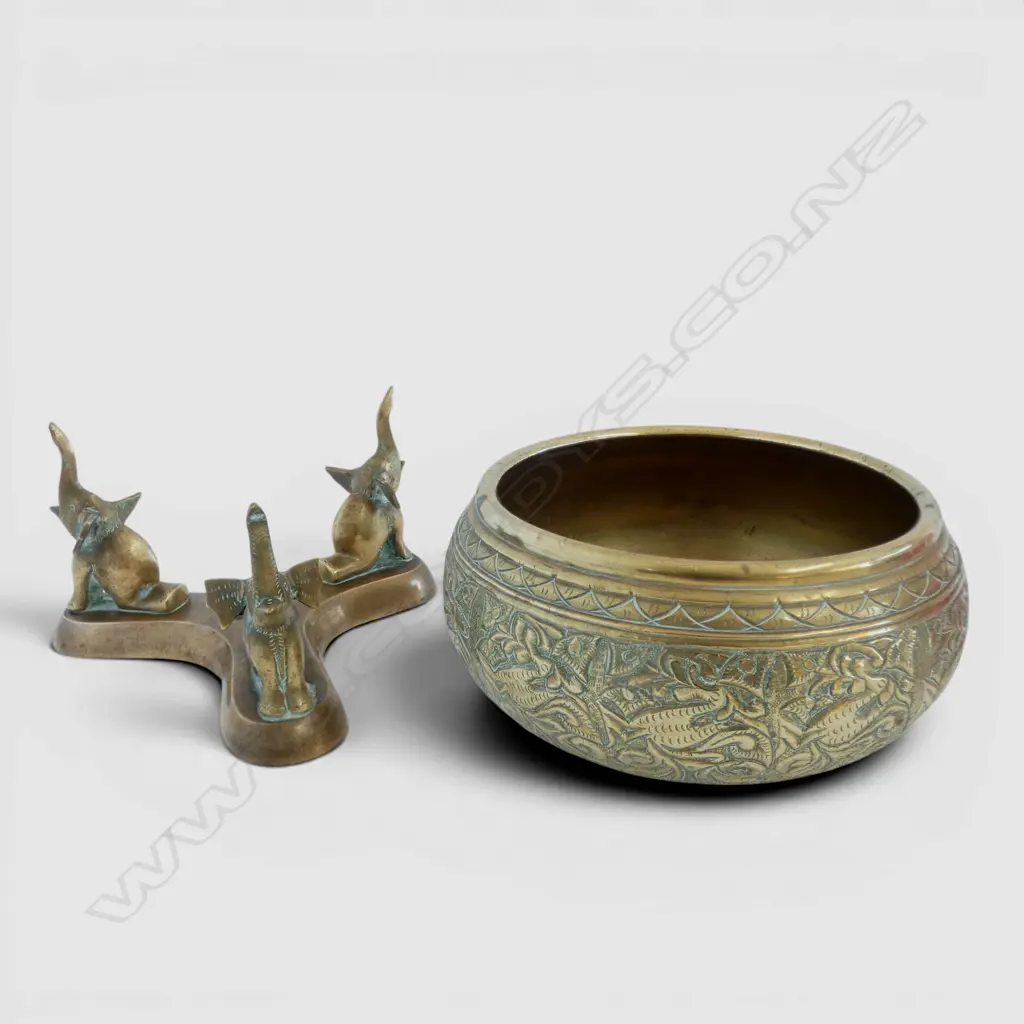 BRASS BOWL on ELEPHANT TRIPOD STAND, Dia.170mm Image 1++