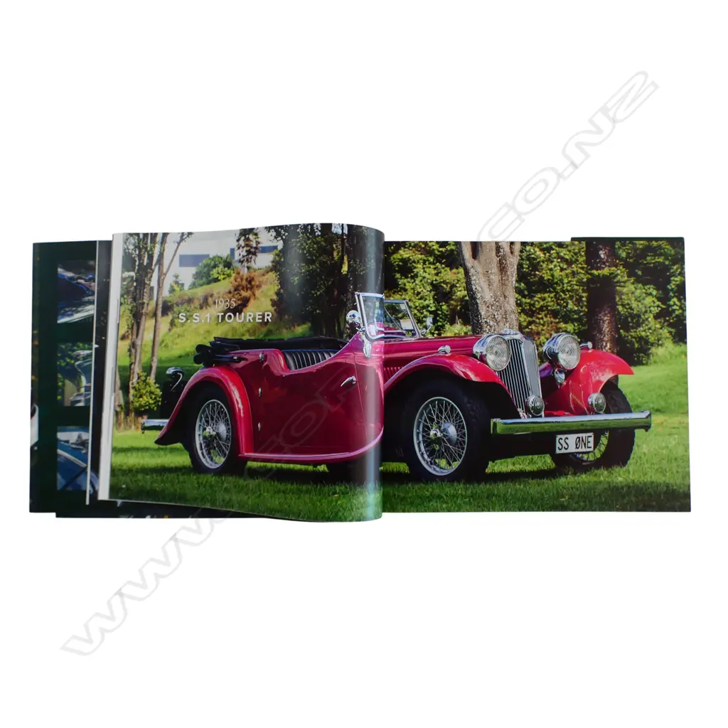 BOOK 'CLASSIC JAGUARS IN NZ' RICHARD WAUGH Image 1++