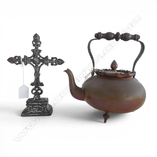 ANTIQUE COPPER KETTLE H220MM & METAL CRUCIFIX H200MM