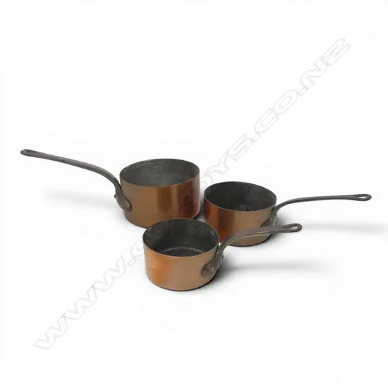 3 VINTAGE GRADUATED COPPER POTS DIA 200MM LARGEST