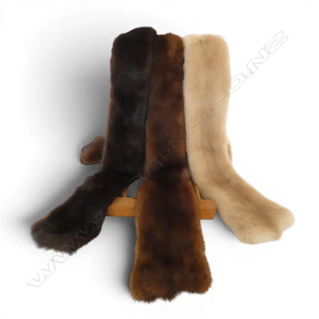 3 VINTAGE MINK SCARVES, 2 BROWN, 1 WHITE Image 1++