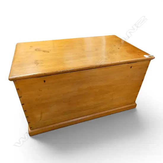 WOODEN TRUNK 980x560x560mm