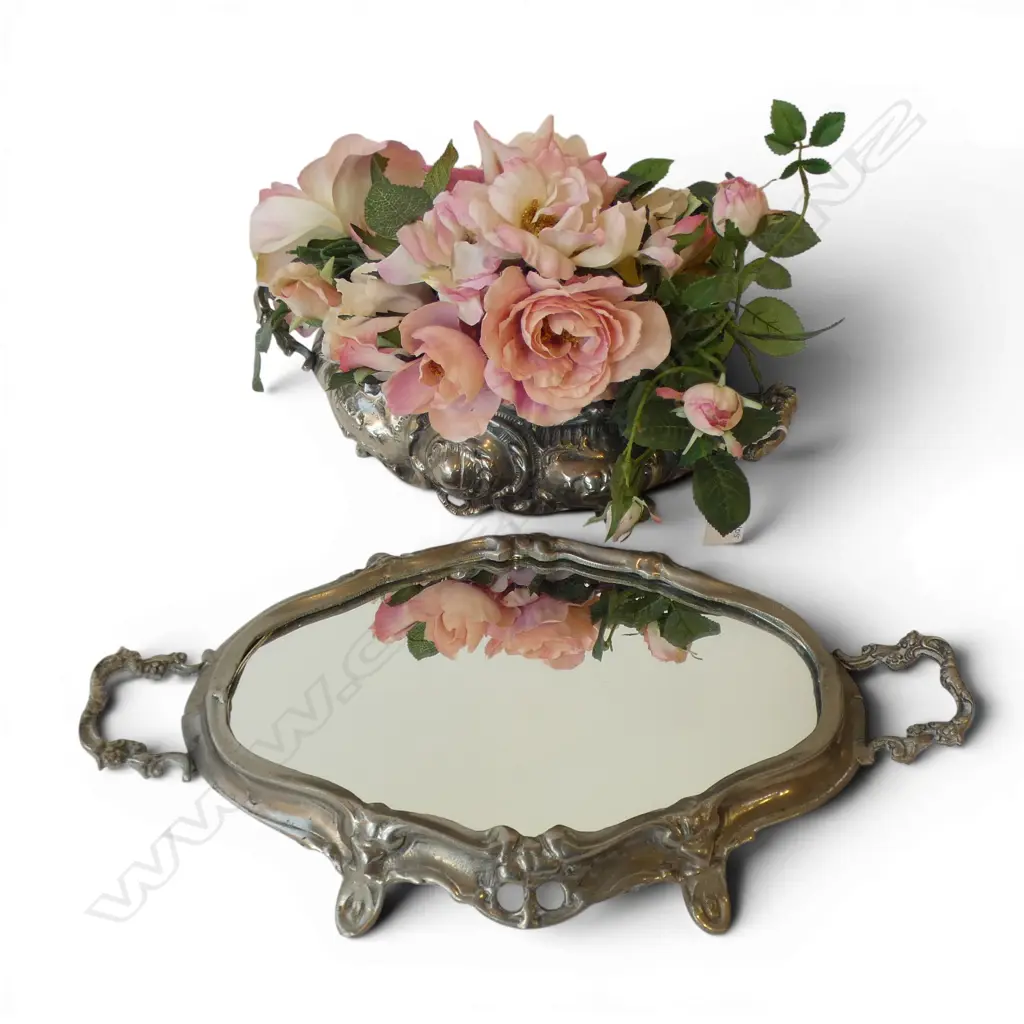 Metal centre piece with tray Image 1++