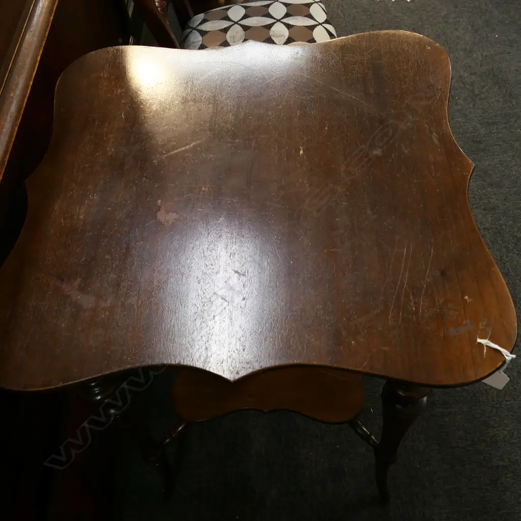 ANTIQUE SIDE TABLE Image 1++