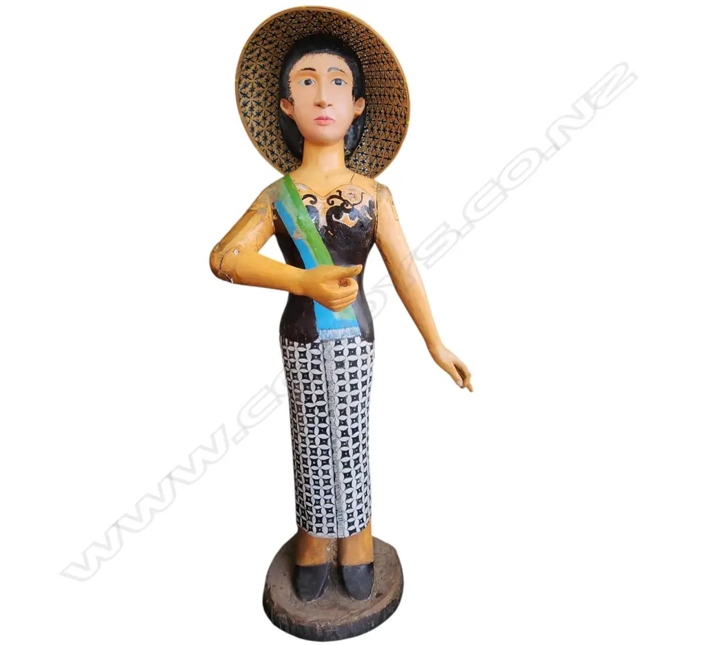 TALL FLOOR STANDING CARVED & PAINTED WOOD THAI WOMAN FIGURE w straw hat. H.1400mm. Ex. Monsoon Poon restaurant Auckland Image 1++