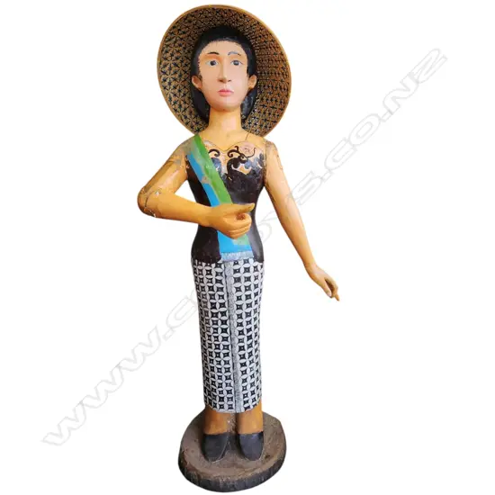 TALL FLOOR STANDING CARVED & PAINTED WOOD THAI WOMAN FIGURE w straw hat. H.1400mm. Ex. Monsoon Poon restaurant Auckland