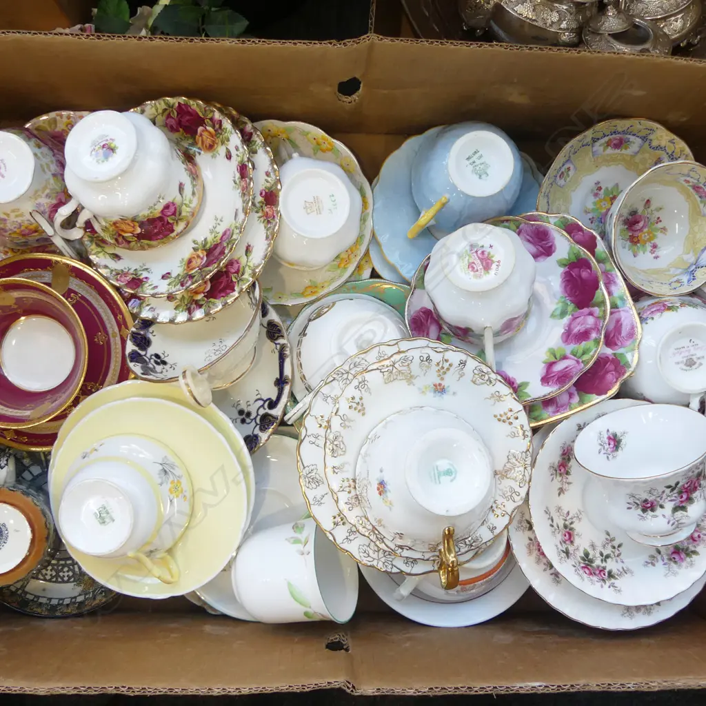 COLLECTION OF TRIOS & CUPS & SAUCERS, MIXED PATTERNS Image 1++