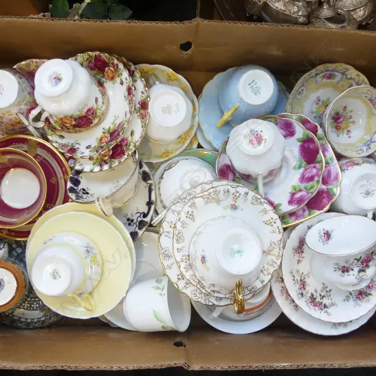 COLLECTION OF TRIOS & CUPS & SAUCERS, MIXED PATTERNS