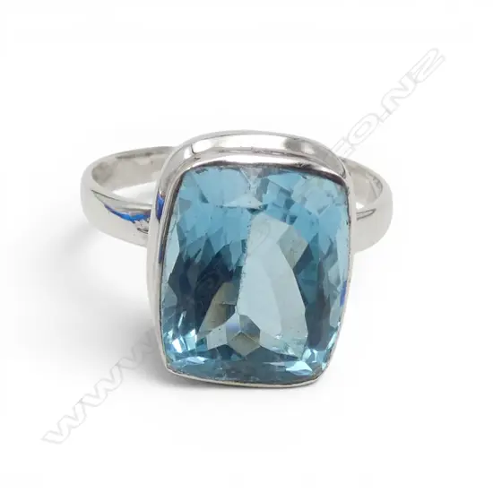 SILVER BLUE TOPAZ RING SIZE P
