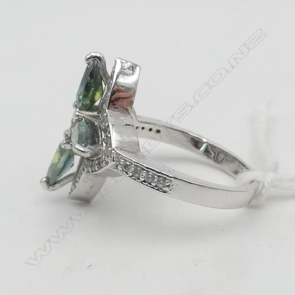 S/SILVER MULTI  GREEN/WHITE STONE DRESS RING SIZE O Image 1++