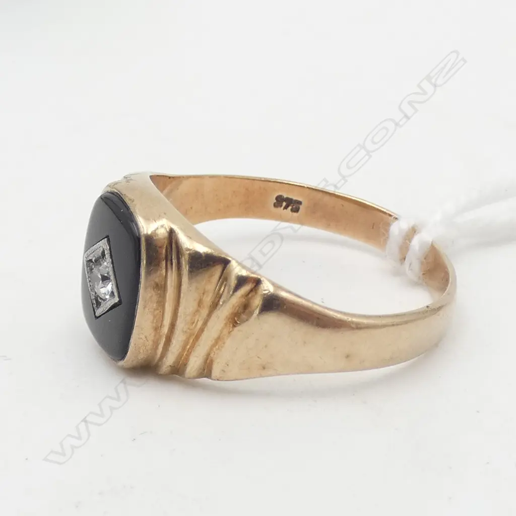 9CT ONYX & CZ SIGNET RING, 4.8gms SIZE T Image 1++