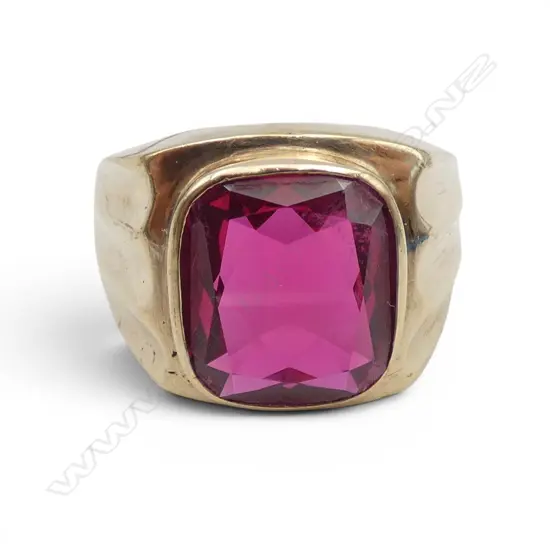 9ct SYN RED STONE RING, 8.2gms SIZE X