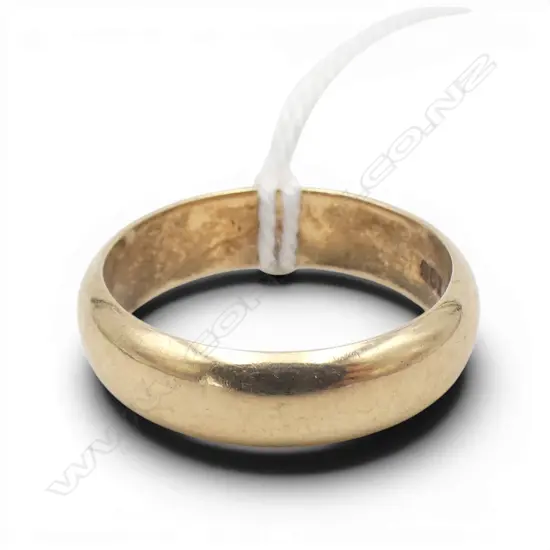 9ct GOLD WEDDER, 4gm SIZE M
