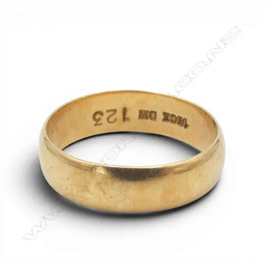 18CT WEDDER RING, 4.6gms SIZE P