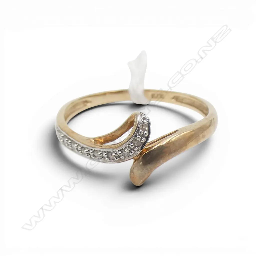9CT SMALL DIAMOND SET RING, 1.4gms SIZE P Image 1++