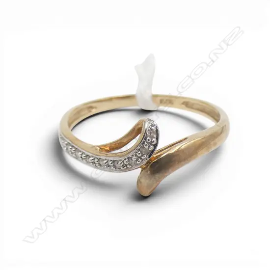 9CT SMALL DIAMOND SET RING, 1.4gms SIZE P