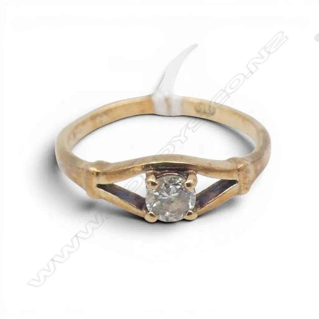9CT WHITE STONE CZ RING, 2.0gms SIZE O Image 1++