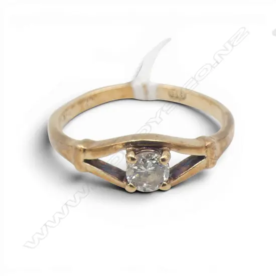9CT WHITE STONE CZ RING, 2.0gms SIZE O
