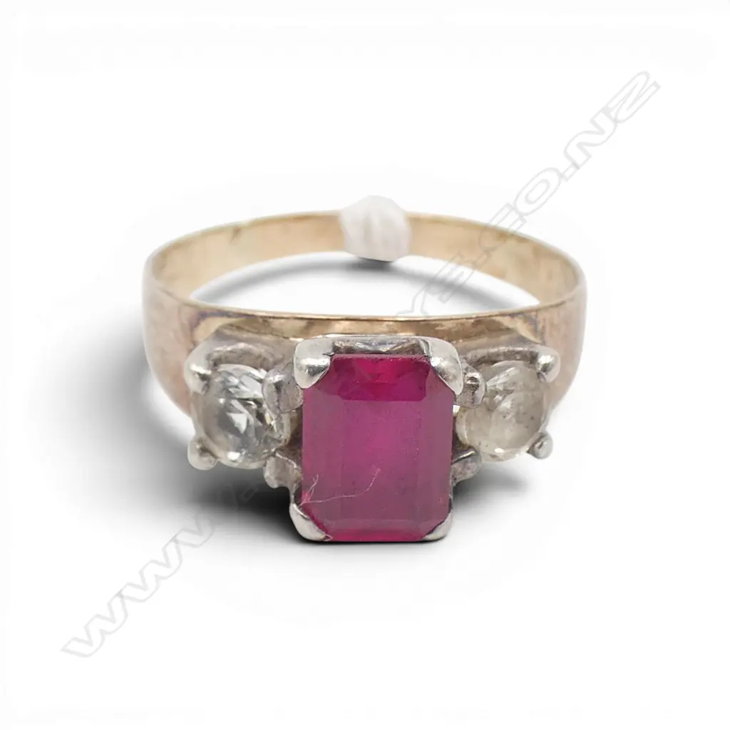 9CT SYN RED/WHITE STONE DRESS RING, 2.4gms SIZE N Image 1++