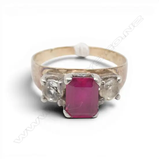 9CT SYN RED/WHITE STONE DRESS RING, 2.4gms SIZE N