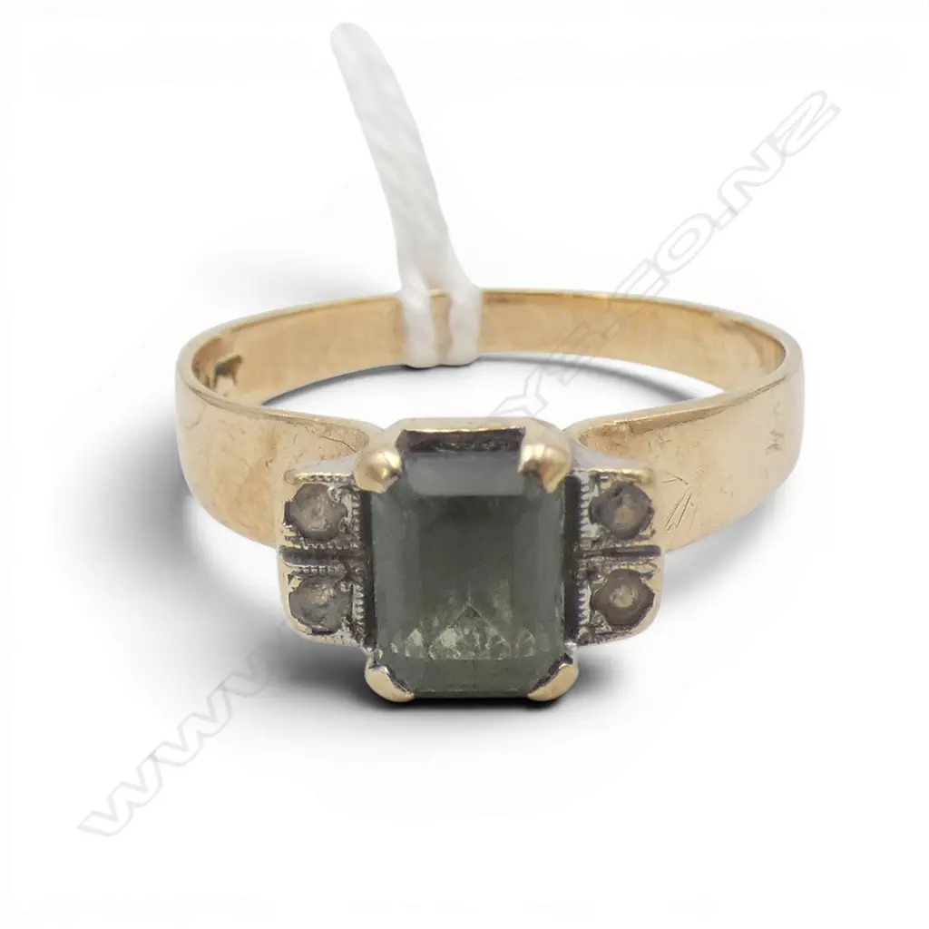9CT  GREEN/WHITE STONE RING, 2.5gms SIZE N Image 1++