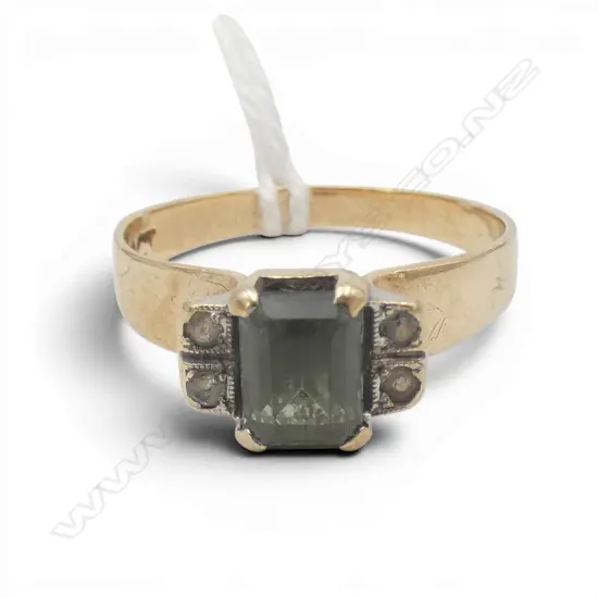 9CT  GREEN/WHITE STONE RING, 2.5gms SIZE N