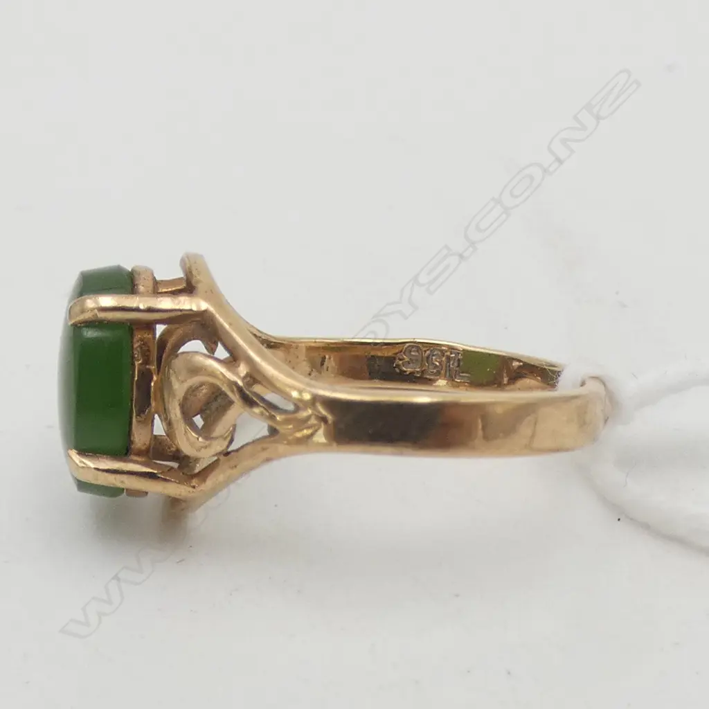 9ct GOLD & NZ GREENSTONE RING, 2.7gm size N Image 1++