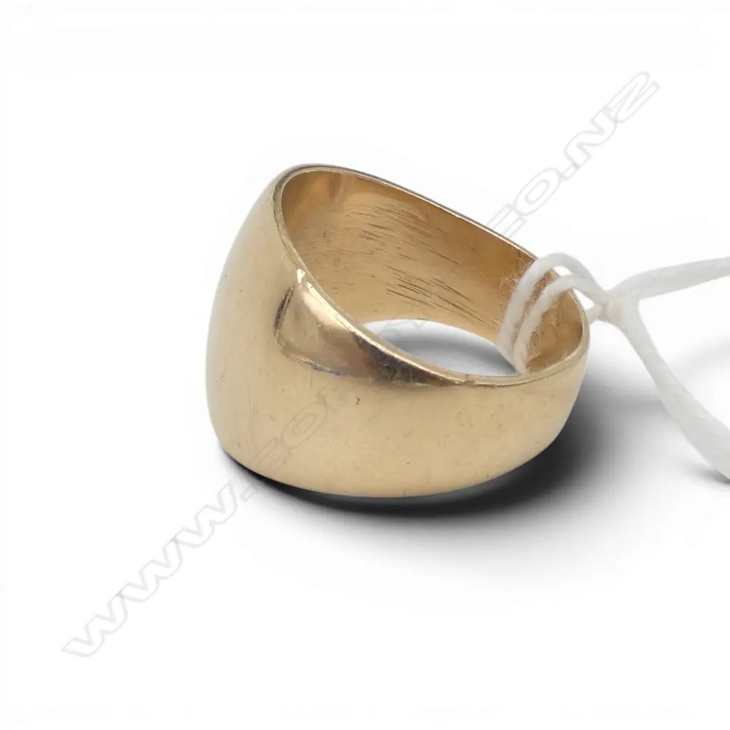 9ct GOLD DOMED BAND RING, 11.46gm SIZE R Image 1++