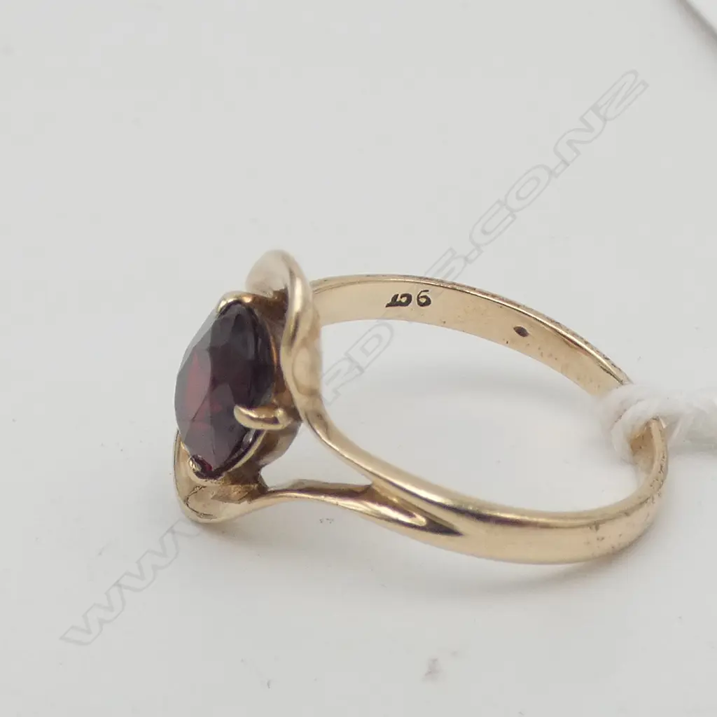 VINTAGE 9ct GOLD & GARNET DRESS RING 2.85gms SIZE P Image 1++