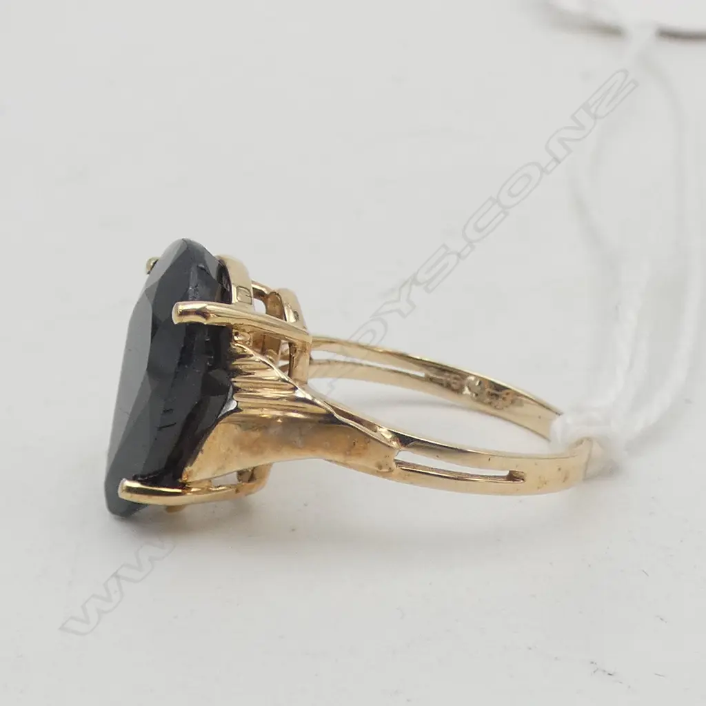 10ct yellow gold & pear cut Dark Sapphire dress ring 2.69gms size J Image 1++