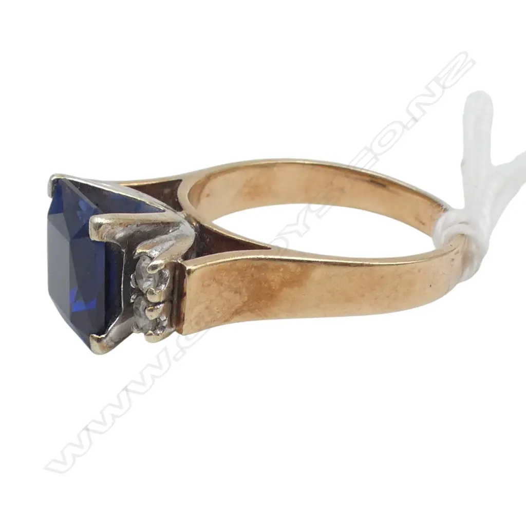 9ct GOLD & SYN BLUE SAPPHIRE &  WHITE STONE RING 7gms SIZE Q Image 1++