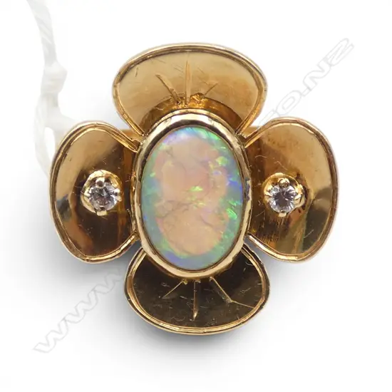 VINTAGE 18ct GOLD OPAL & DIAMOND RING 4 leaf flower head top 6.55gms SIZE Q