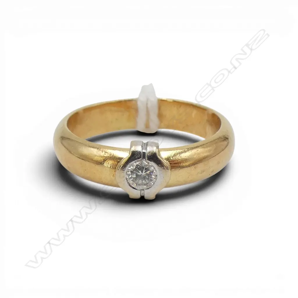 18CT DIAMOND  SET BAND RING, 4gms SIZE J (4 grams) Image 1++