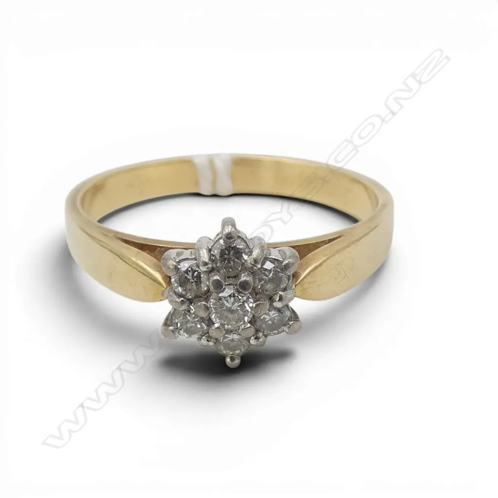 18CT DIAMOND CLUSTER RING, 4.8gms SIZE S Image 1++