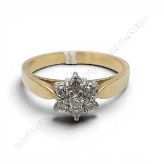 18CT DIAMOND CLUSTER RING, 4.8gms SIZE S