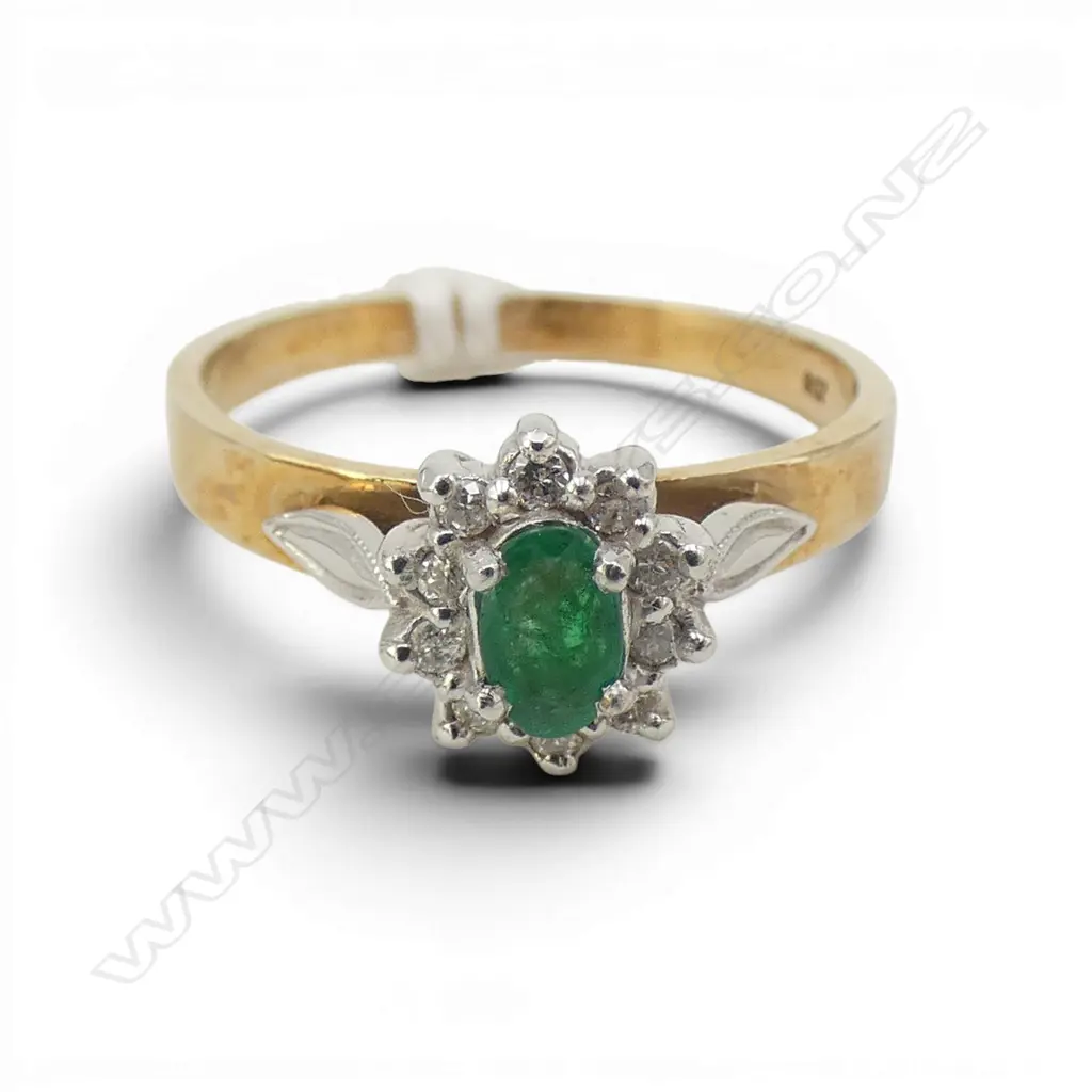 9CT DIAMOND & EMERALD RING, 2.2gms SIZE N Image 1++