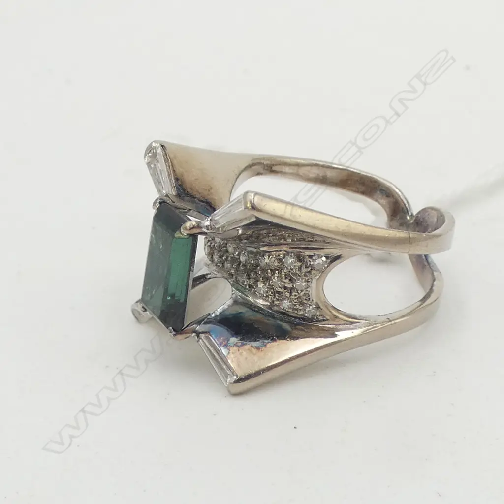 14ct white GOLD retro DESIGNER RING w lge baguette green tourmaline & diamonds. 9gms SIZE N Image 1++