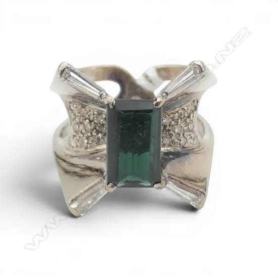 14ct white GOLD retro DESIGNER RING w lge baguette green tourmaline & diamonds. 9gms SIZE N