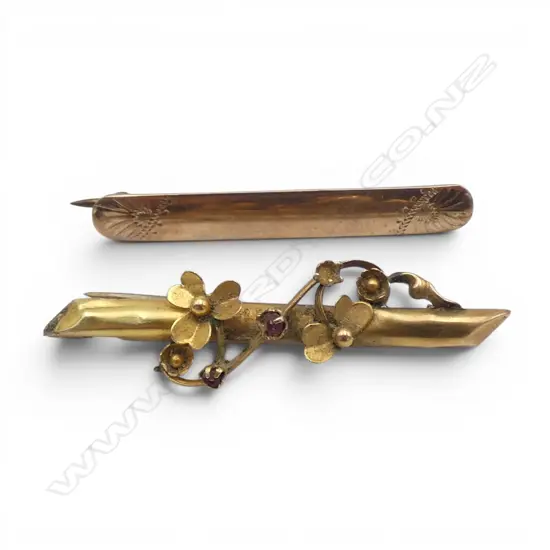 2 9CT BAR BROOCHES, 3.7gms