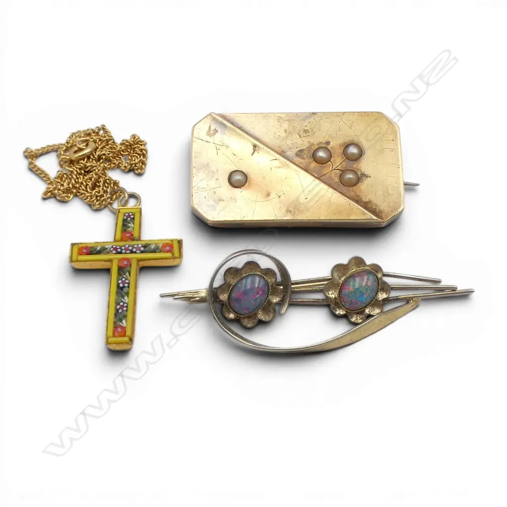 LATE VICTORIAN GOLD BROOCH glazed back testing 15ct to 20ct gold 12.46gms. + 2 costume pces Image 1++