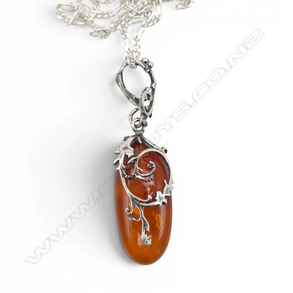 SILVER & BALTIC AMBER PENDANT on SILVER CHAIN Image 1++