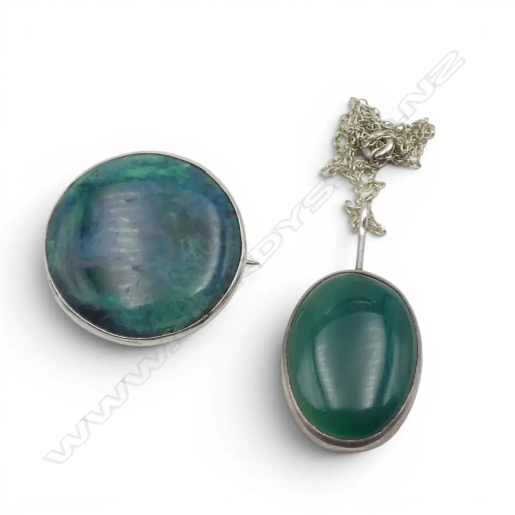 SILVER & GREEN COLOURED STONE PENDANT & BROOCH Image 1++